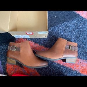 Clarks brown leather ankle boots size 8